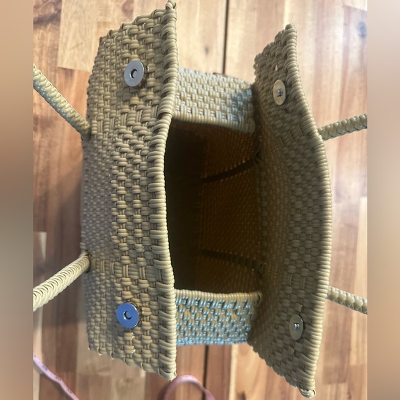 Elegant Tan Woven Tote Bag/ NWOT - Picture 4 of 9
